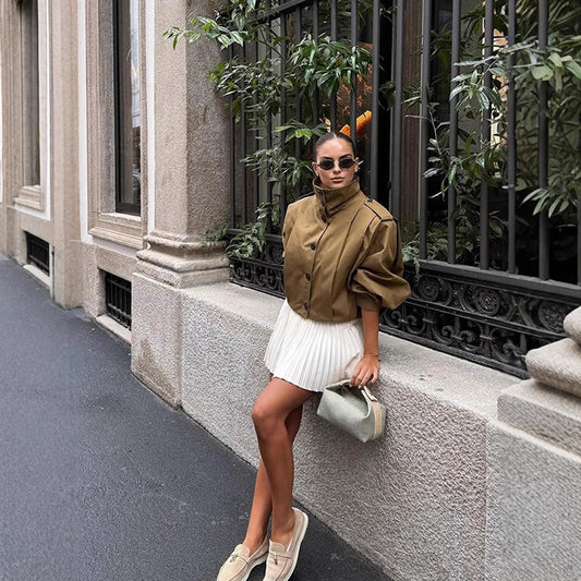 Trench-coat court femme boutons raffinés style moderne et élégant