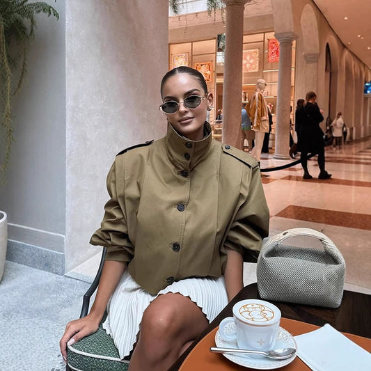 Trench-coat court femme boutons raffinés style moderne et élégant