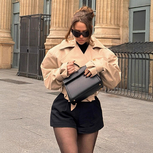 Trench-coat court femme avec col large et ceinture à la taille