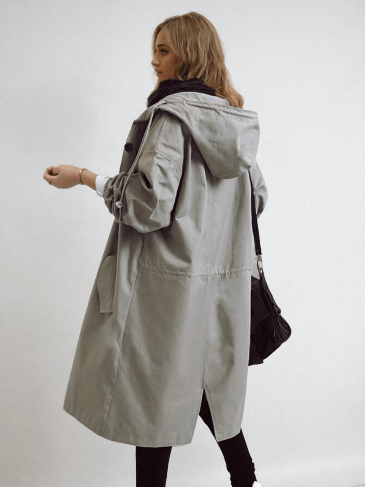 Trenchcoat long chic avec capuche réglable et silhouette moderne