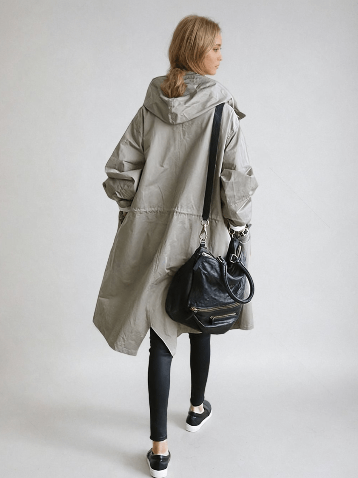 Trenchcoat long chic avec capuche réglable et silhouette moderne